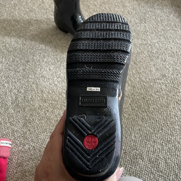 Glossy black Hunter boots with heel and sock inserts. - Picture 3 of 6